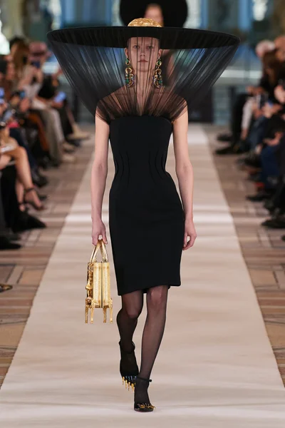 Look 16